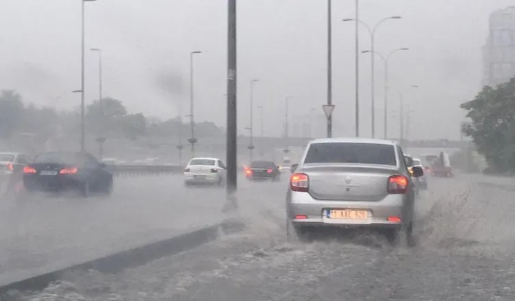 İstanbul'da yolları su bastı; tramvay seferi durdu