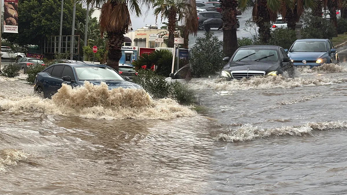 Muğla’yı sağanak vurdu! Yollar adeta göle döndü: Arabalar suda mahsur kaldı!