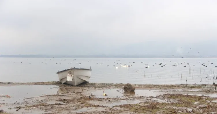 Sapanca gölü çekildi, sandallar karaya oturdu