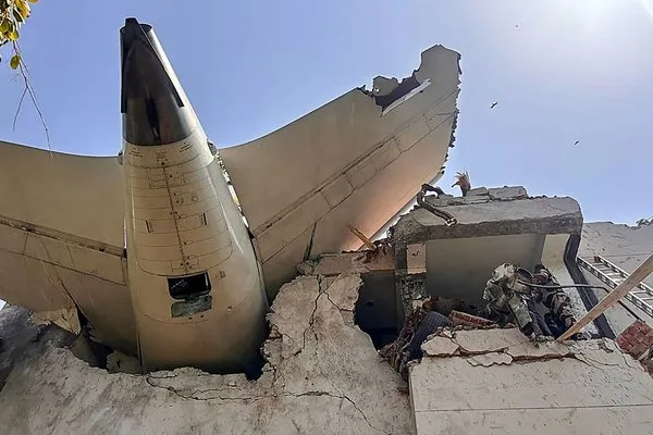 HİNDİSTAN UÇAK KAZASI SON DAKİKA: Çarpıcı detaylar ortaya çıktı! Pilot son anda çağrı yapmış
