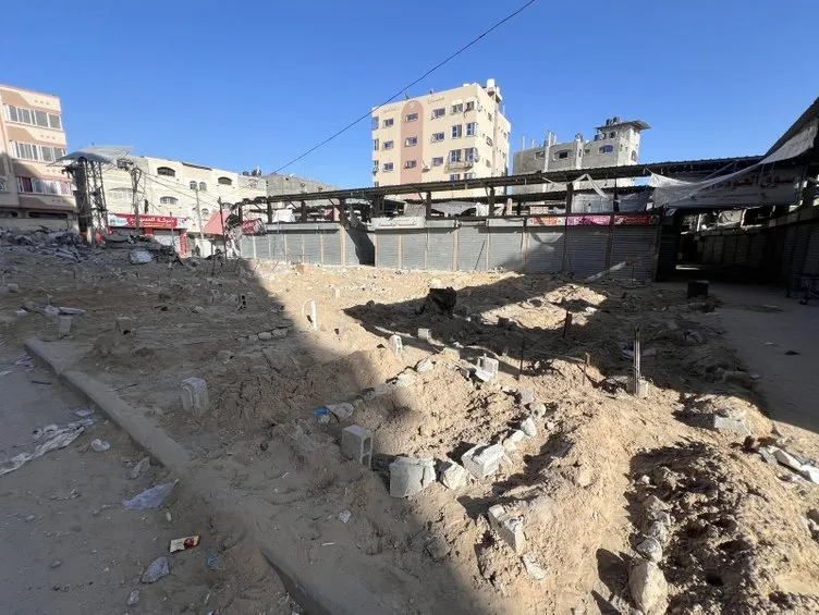 Gazze’nin sokak, meydan ve çarşıları toplu mezarlara dönüştü! Cenazeler boş arazilere defnediliyor