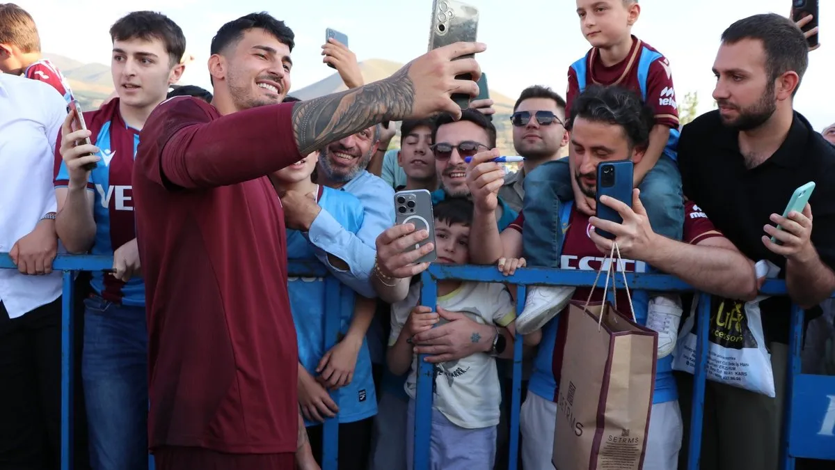 Trabzonsporlu futbolcular taraftarlarla buluştu