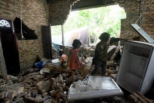 Endonezya'da 7.6'lık deprem