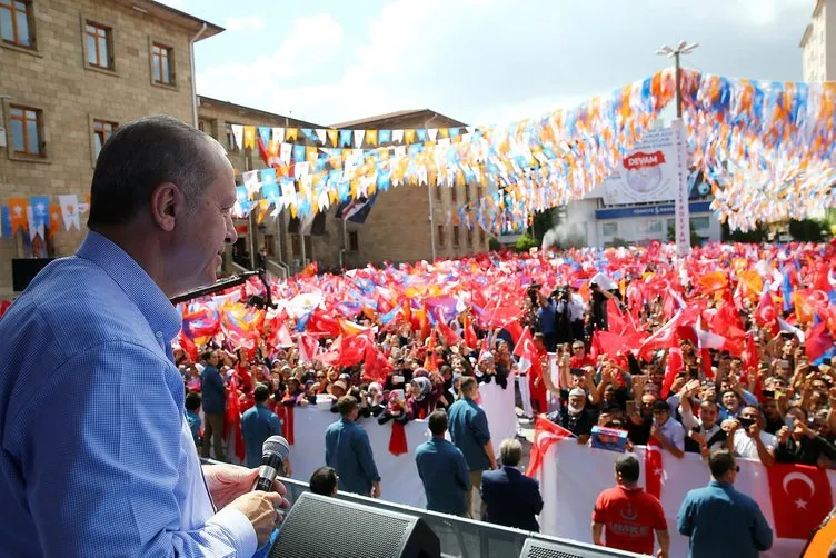 Vatandaşlar Cumhurbaşkanı Erdoğan'ı Isparta'da coşkuyla karşıladı