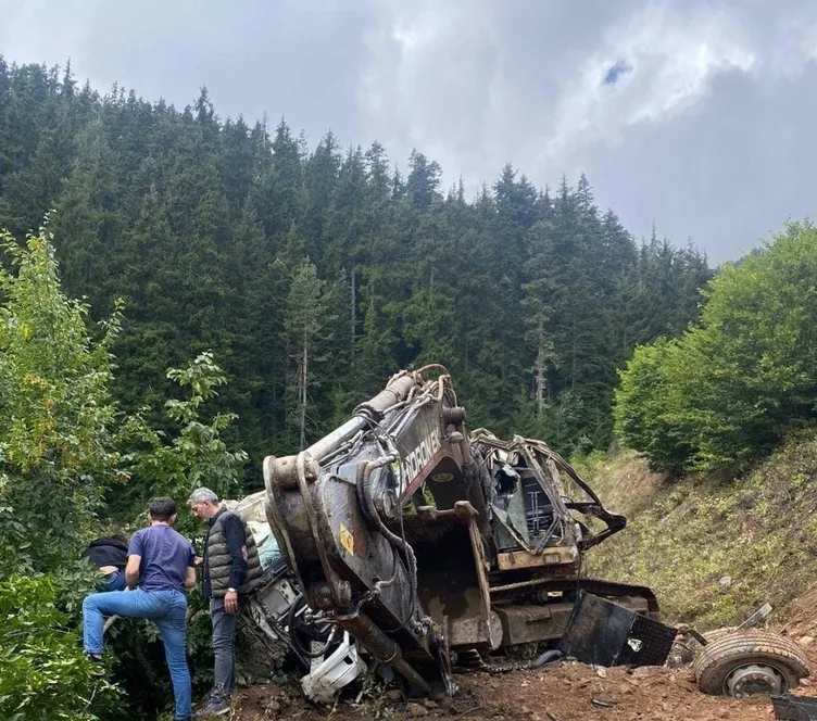 Artvin’de iş makinesi uçuruma yuvarlandı: 2 ölü!