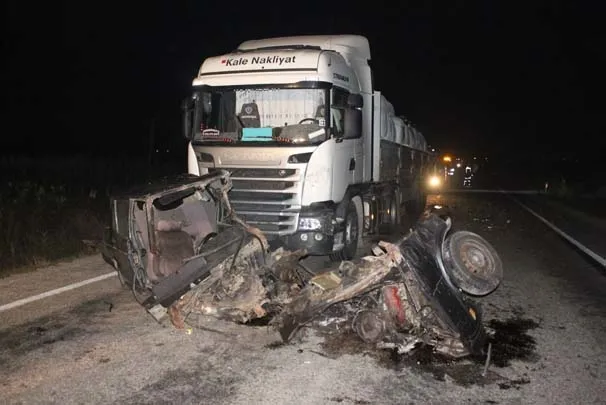 Tırla çarpışarak ikiye bölünen otomobilden sağ çıktı