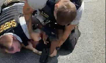 Amerika’da yine polis şiddeti! Siyahi adamı defalarca yumrukladı