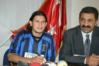 Beşiktaş formasını giydi, imzayı attı