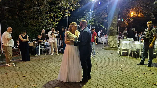 zonguldaka-abdli-gelin-geleneksel-dugunle-mutluluga-evet-dediler-1756995987137.jpeg Zonguldak'a ABD'li gelin: Geleneksel düğünle mutluluğa evet dediler!
