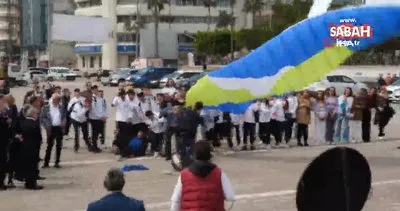 Yamaç paraşütçüsü törenin ortasında vatandaşların üzerine düştü | Video