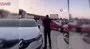 Kaza sonrası yaşanan tekmeli, yumruklu kavga kamerada | Video