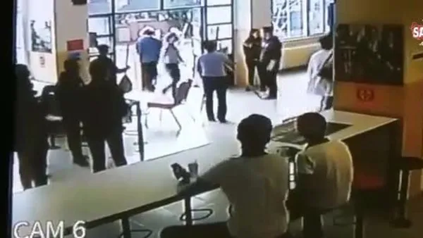 Vali Yerlikaya bayılan öğrenciyi kucağında taşıyan Beşiktaş Kaymakamı Bakan'ı tebrik etti | Video