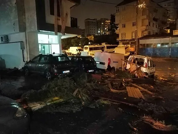 Son dakika: İstanbul’da etkili olan yağış ağaç devirdi! Uçan çatı otomobillerin üzerine düştü...