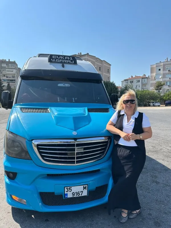 izmirin-tek-kadin-minibus-soforu-hatice-16-yildir-dolmuslarda-direksiyon-salliyor-1753080070867.jpg