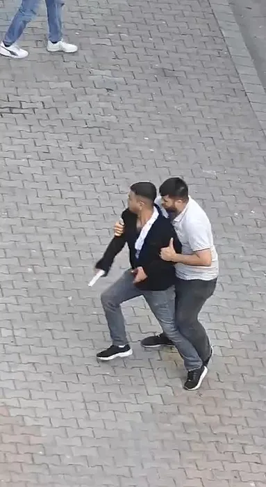 İki grup arasındaki tartışma alevlendi: Taraflardan biri silah çekti!