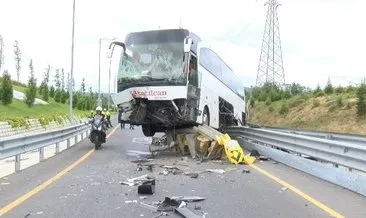 Ümraniye’de otobüs bariyerlerde asılı kaldı!