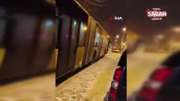 Esenyurt'ta vatandaşlar kar nedeniyle ilerleyemeyen İETT otobüsünün hareket etmesi için böyle zıpladı | Video