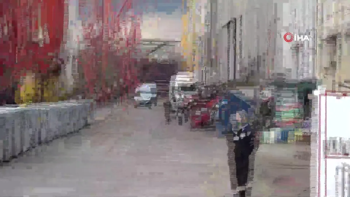 Tuzla’da tersanede iskele çöktü: 2 işçi yaralandı videosunu izle Tuzla’da tersanede iskele çöktü: 2 işçi yaralandı videosunu izle