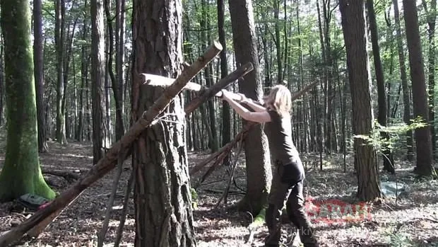 Genç kadın ormanda bir başına bakın ne yaptı!
