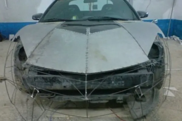 Hayallerindeki otomobili evinin garajında yaptı