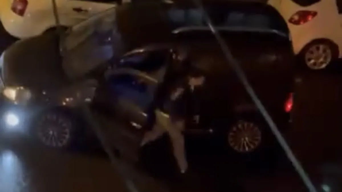 Fatih’te dehşet anları: Kadını kolundan tutup zorla aracına bindirdi! ‘Bağırma kıza’ Fatih’te dehşet anları: Kadını kolundan tutup zorla aracına bindirdi! ‘Bağırma kıza’