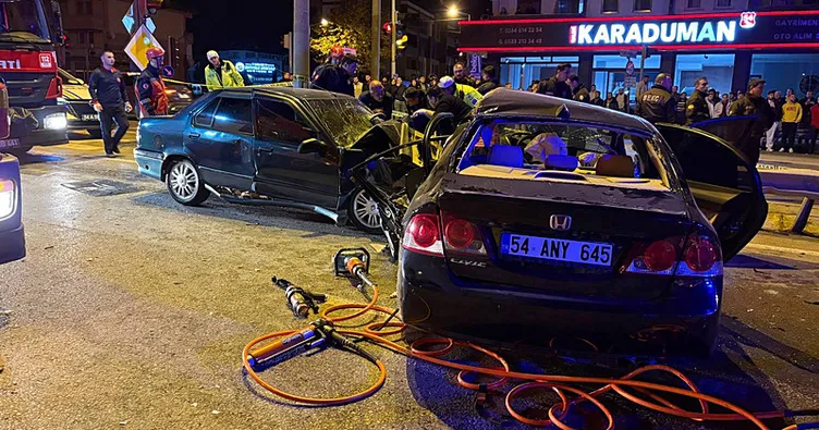 Sakarya D-100’de feci kaza: İki otomobil birbirine girdi! 1 ölü, 3 yaralı