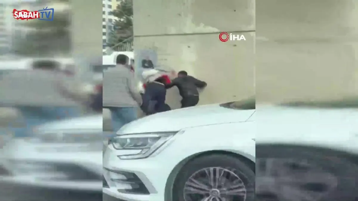 Maltepe E-5’te motorcular arasında çıkan kavgada tekme ve yumruklar havada uçuştu | Video videosunu izle Maltepe E-5’te motorcular arasında çıkan kavgada tekme ve yumruklar havada uçuştu | Video videosunu izle