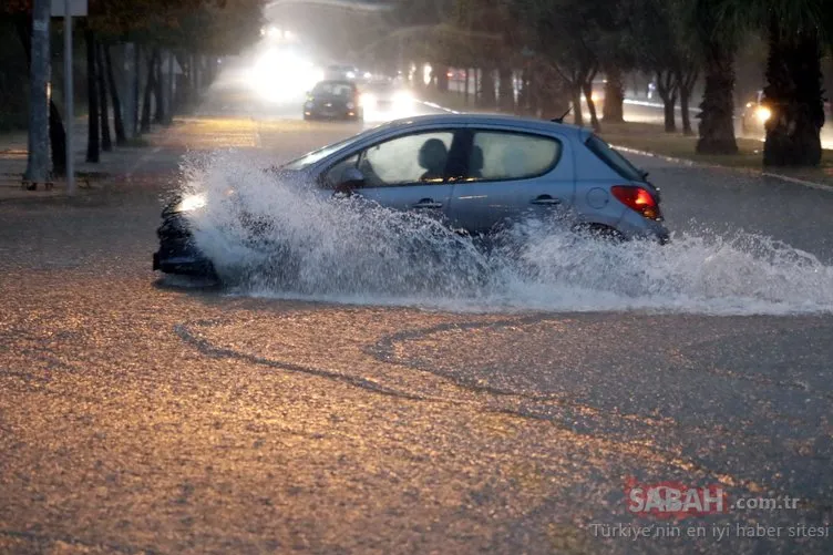 SON DAKİKA HABERİ: Antalya’da sağanak yağış sonrası yaşam felç oldu! Kara yolunda botla kurtarıldılar