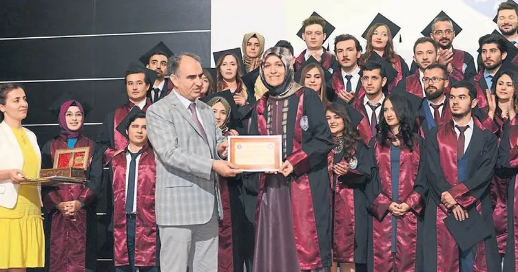 KSÜ Tıp Fakültesi’nde doktorlar kep fırlattı