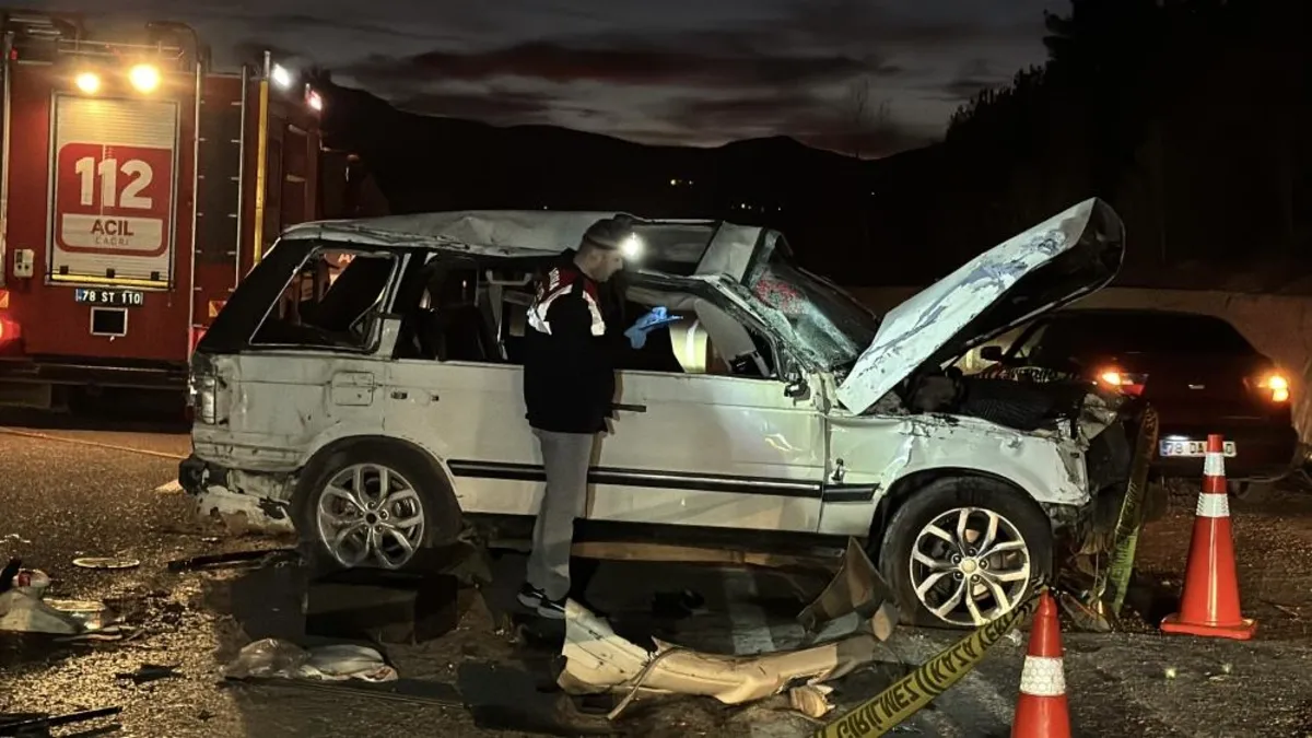 Karabük’te feci kaza: 2 ölü, 7 yaralı Karabük’te feci kaza: 2 ölü, 7 yaralı