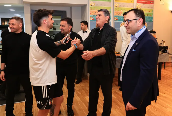 besiktas-baskani-serdal-adali-futbolcularla-bulustu-1773857906279.jpg