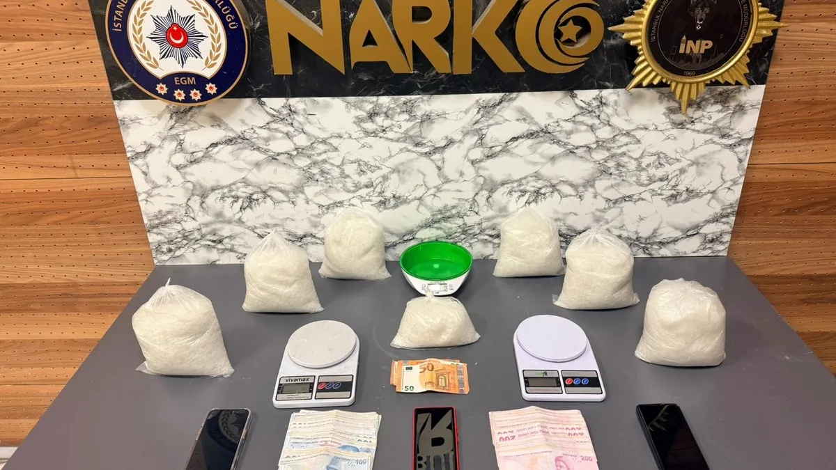 Fatih’te zehir tacirlerine darbe: 6.5 Kilo metamfetamin ele geçirildi Fatih’te zehir tacirlerine darbe: 6.5 Kilo metamfetamin ele geçirildi