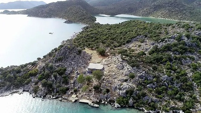 Kekova’da denize sıfır kaçak villa dikmişti! İngiliz’den akılalmaz hamle: Mührü kırıp kiraya bile vermiş!