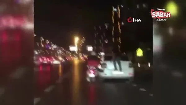 İstanbul’da şaşkınlık veren görüntü: Arıza yapan aracı motosiklet ile itti