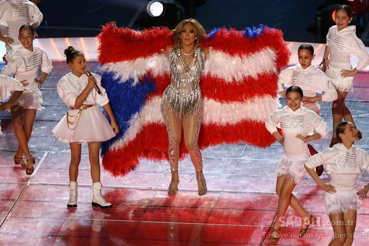 Super Bowl’a Jennifer Lopez ve Shakira şovu damga vurdu! 50 yıl sonra bir ilk gerçekleşen Super Bowl’da Jennifer Lopez ve Shakira danslarıyla olay yarattı!