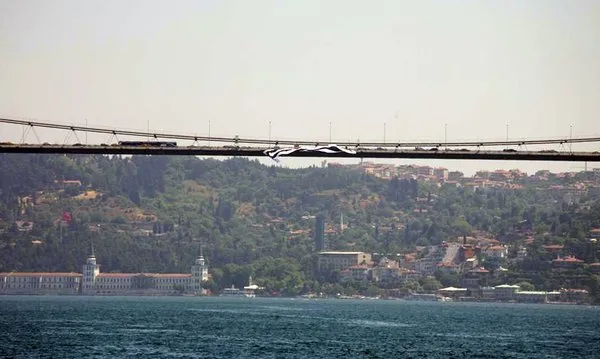 Köprüye dev Beşiktaş bayrağı