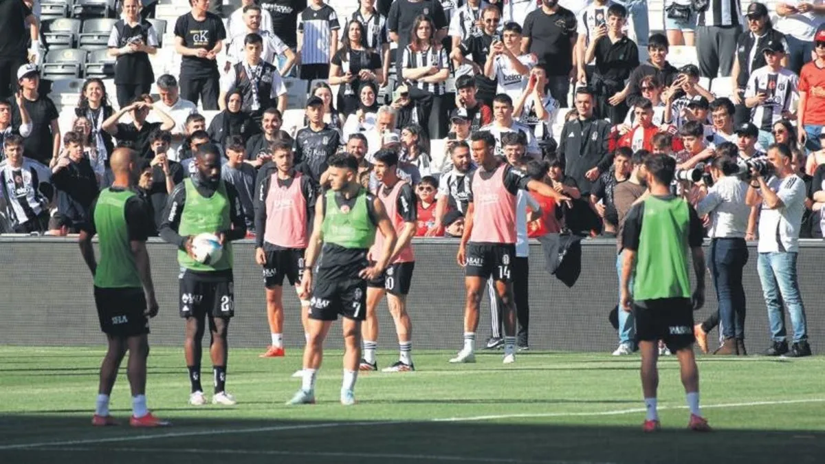 Beşiktaş’ın idmanına taraftardan yoğun ilgi