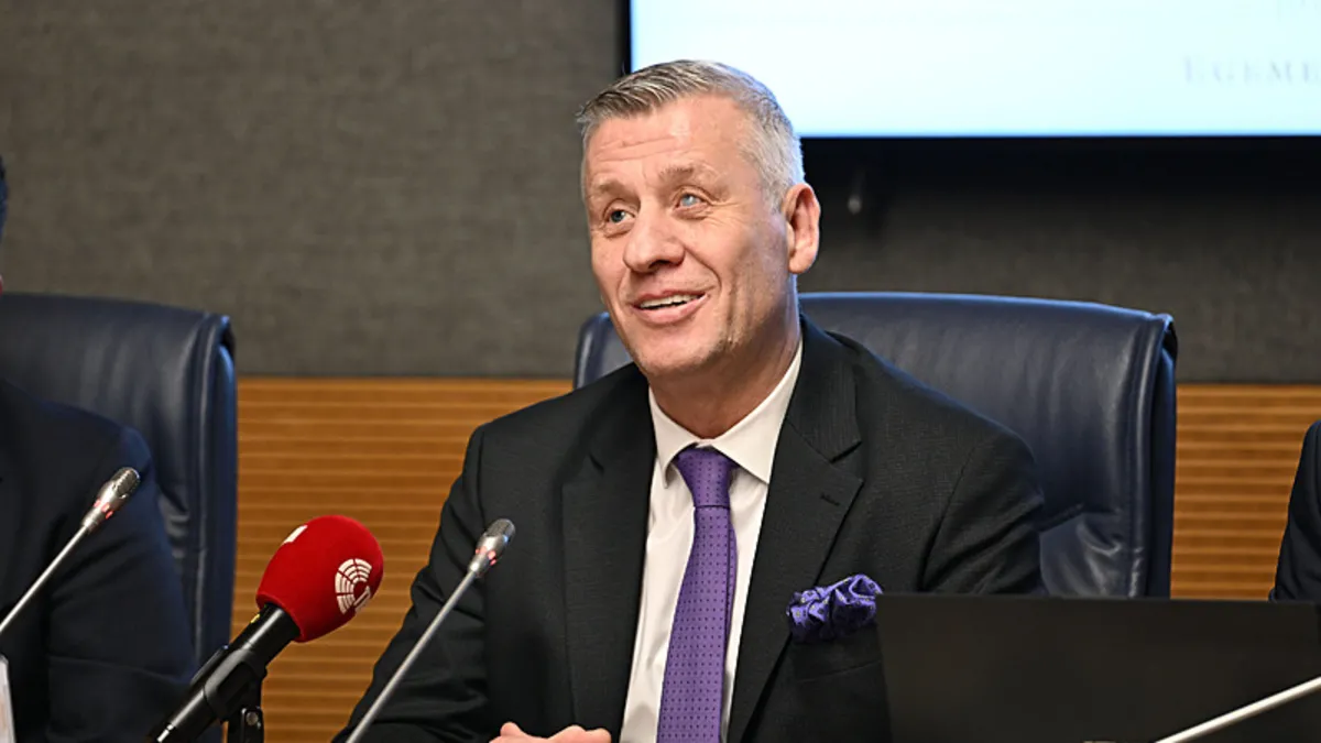 Senden bir şey olur cümlesiyle ayağa kalktı!