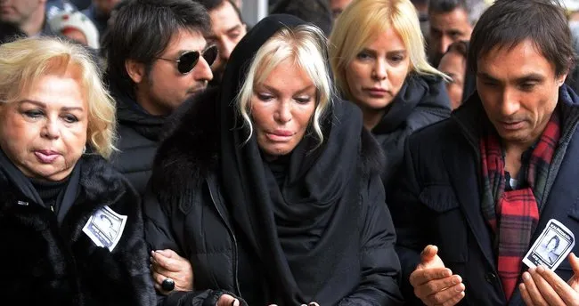 Ajda Pekkan Ile Bulent Ersoy Kose Kapmaca Oynadi Magazin Haberleri