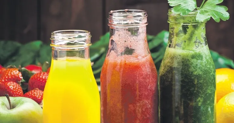 Meyveyi smoothie yapıp için