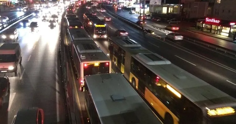 Son dakika: Sefaköy’de metrobüs arızası