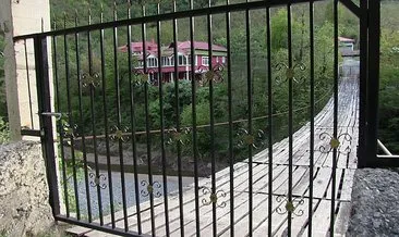 Artvin'de şoke eden manzara: Asma köprüye demir kapı taktı! #artvin