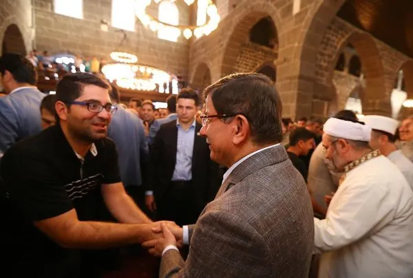 Davutoğlu bayram namazını Diyarbakır'da kıldı