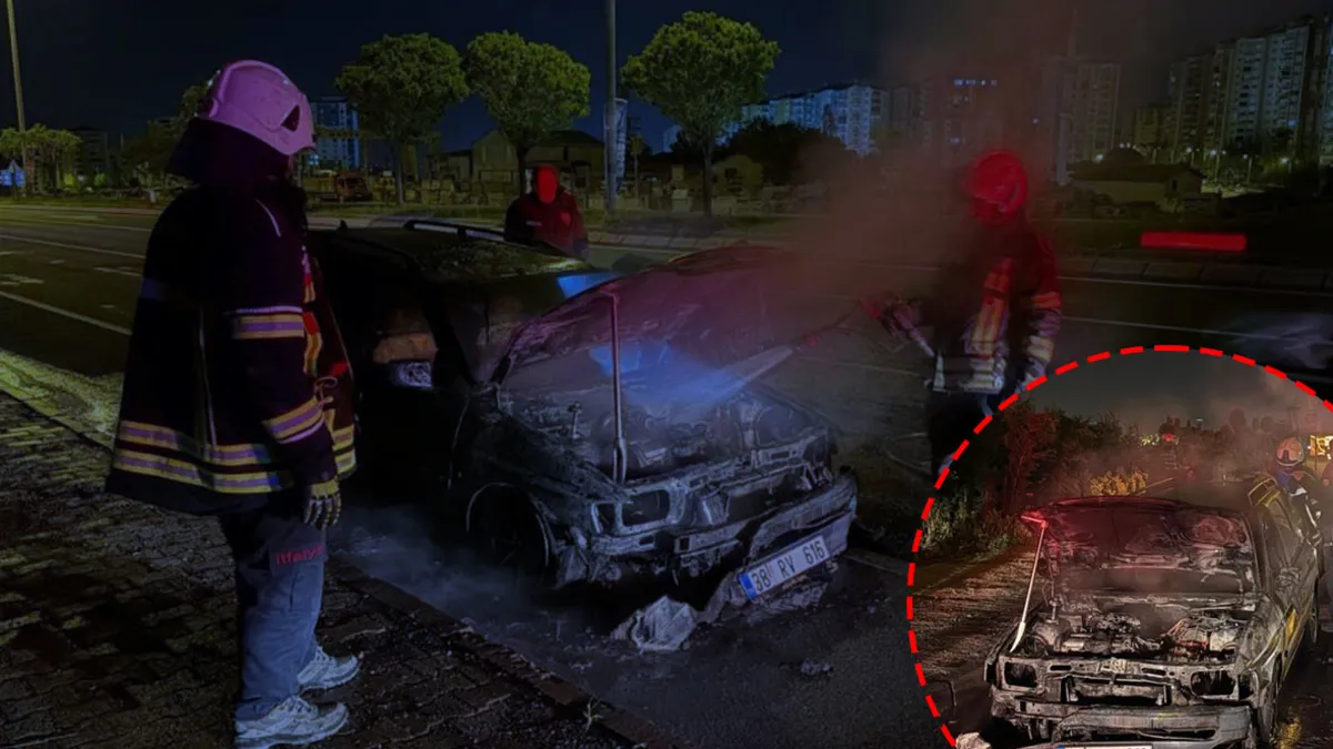 Kayseri'de feci yangın: Seyir halinde alev alan otomobil kullanılamaz hale geldi Kayseri'de feci yangın: Seyir halinde alev alan otomobil kullanılamaz hale geldi