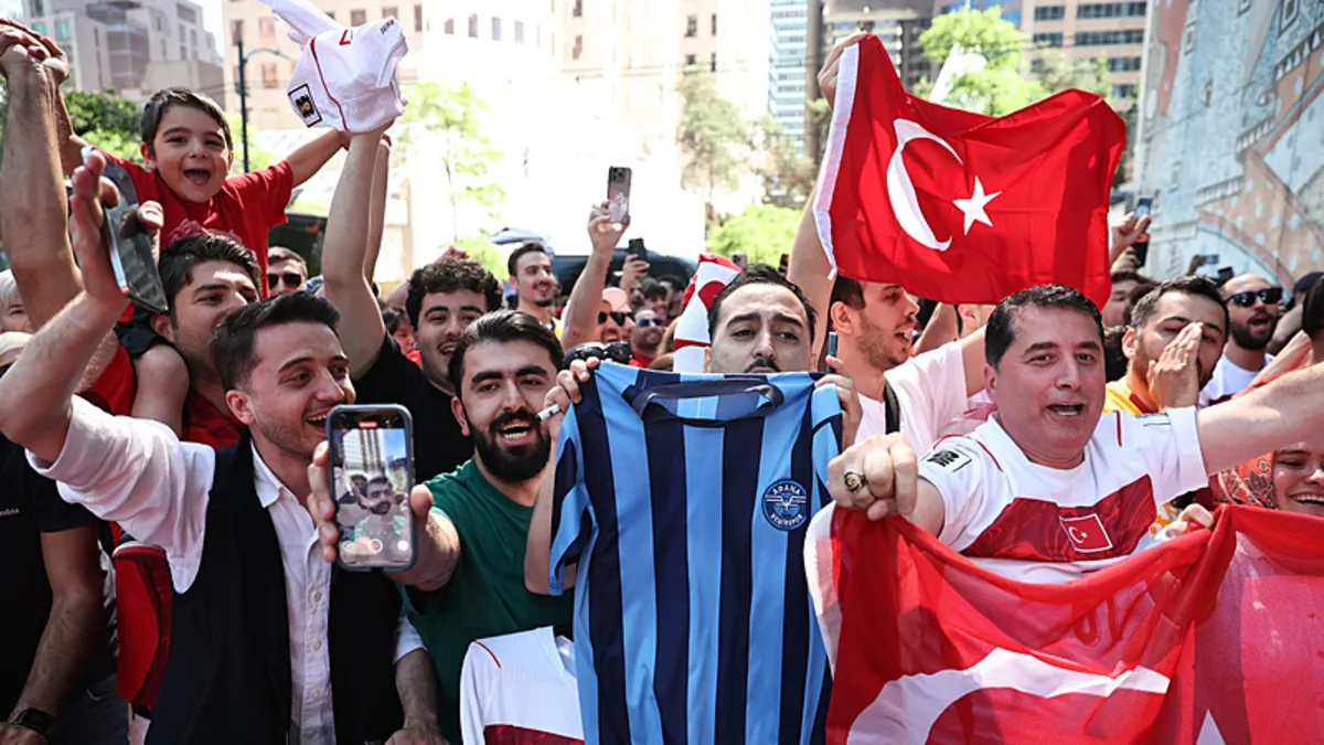 Türk taraftarlar, Vancouver sokaklarında heyecanla maç saatini bekliyor Türk taraftarlar, Vancouver sokaklarında heyecanla maç saatini bekliyor