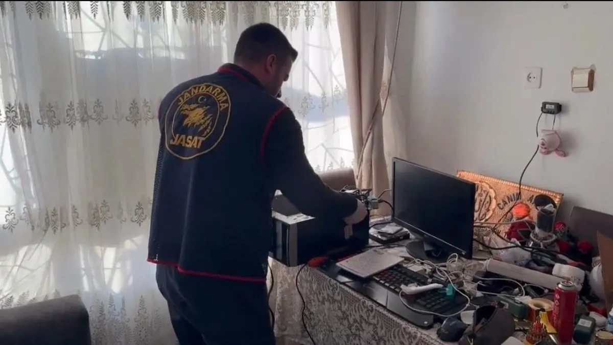 Gaziantep merkezli 8 ilde yasa dışı bahis suçlarına yönelik operasyon: 81 şüpheli yakalandı Gaziantep merkezli 8 ilde yasa dışı bahis suçlarına yönelik operasyon: 81 şüpheli yakalandı