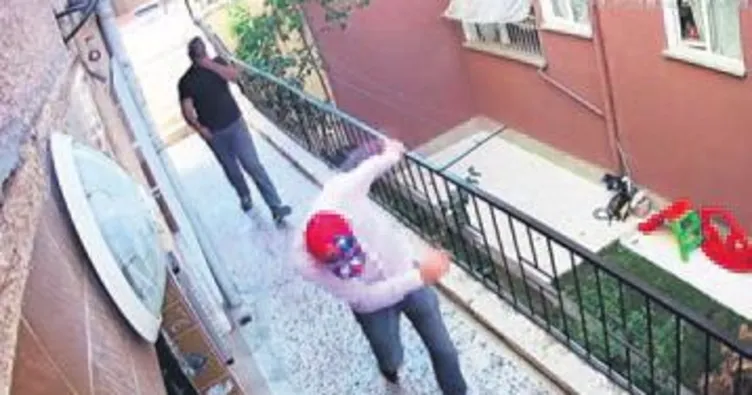 Oynayarak girdiler televizyonla kaçtılar