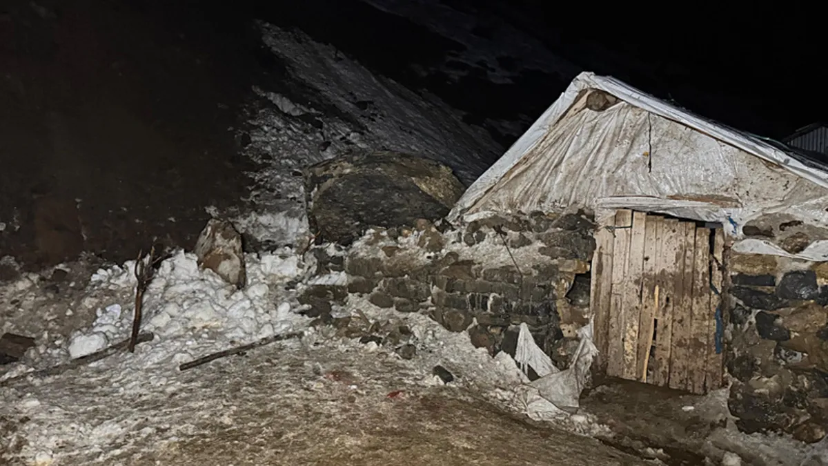 Şırnak’ta yamaçtan kopan kaya parçaları ağıla düştü: 20 hayvan telef oldu Şırnak’ta yamaçtan kopan kaya parçaları ağıla düştü: 20 hayvan telef oldu