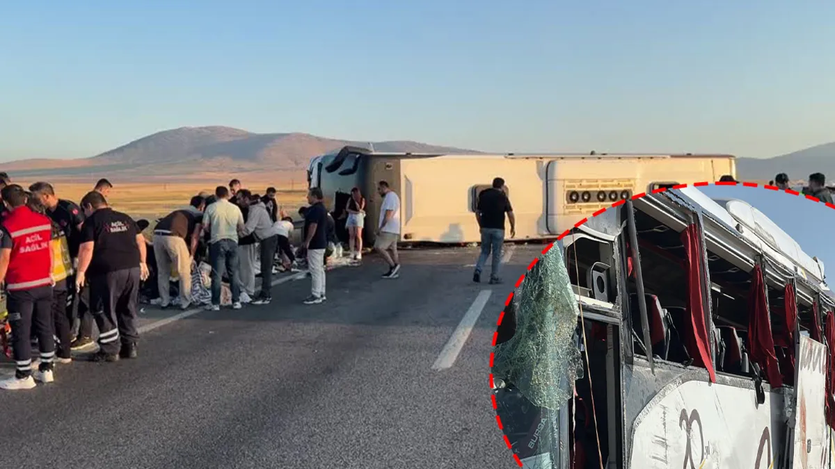 Kütahya'da yolcu otobüsü bariyerlere çarpıp devrildi haber görseli