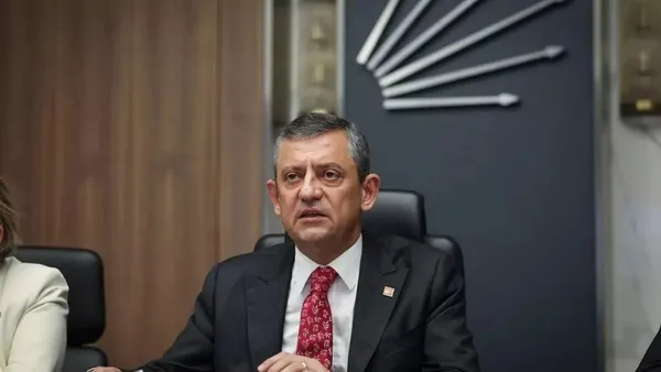 hulusi-akardan-ozgur-ozele-cok-sert-sozler-nereden-baksan-tutarsizlik-nereden-baksan-ahmakca-1743671317913.jpg